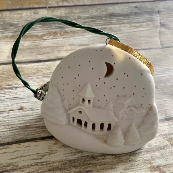 🌿HALLMARK PEACEFUL VILLAGE ORNAMENT - Picture 5 of 7